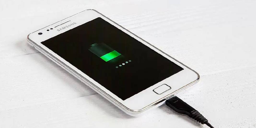 Herkes bilmeden bu hatayı yapıyor, akıllı telefonunun ömrünü kısaltıyor! Pil hatasına dikkat: 5 yıl birden kısaltıyor 3